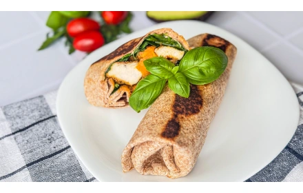 Tortilla z kurczakiem, batatem, szpinakiem i sosem koperkowo-czosnkowym